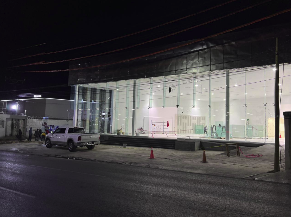 Cierre de fachada comercial