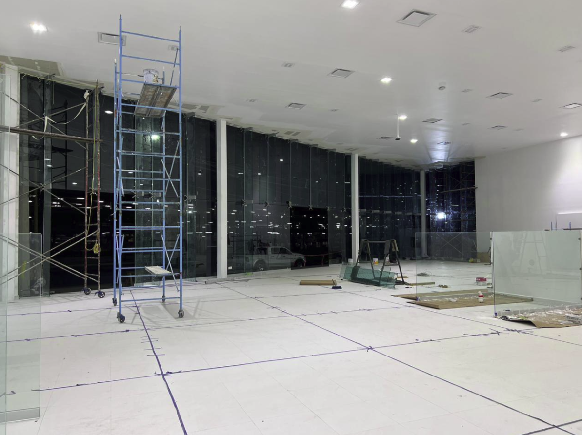 Interior terminado con cancelería y barandal