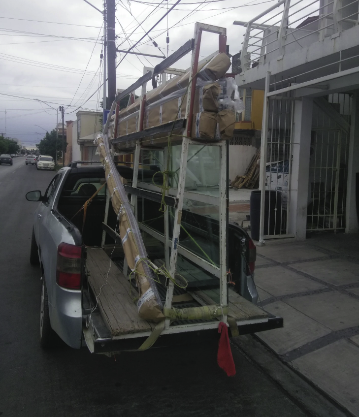 Camioneta cargada con perfilería y cristal