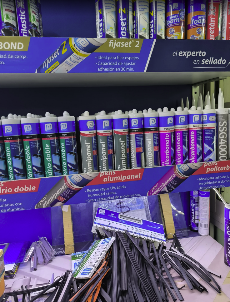 Anaquel de silicones y selladores en Silvalum